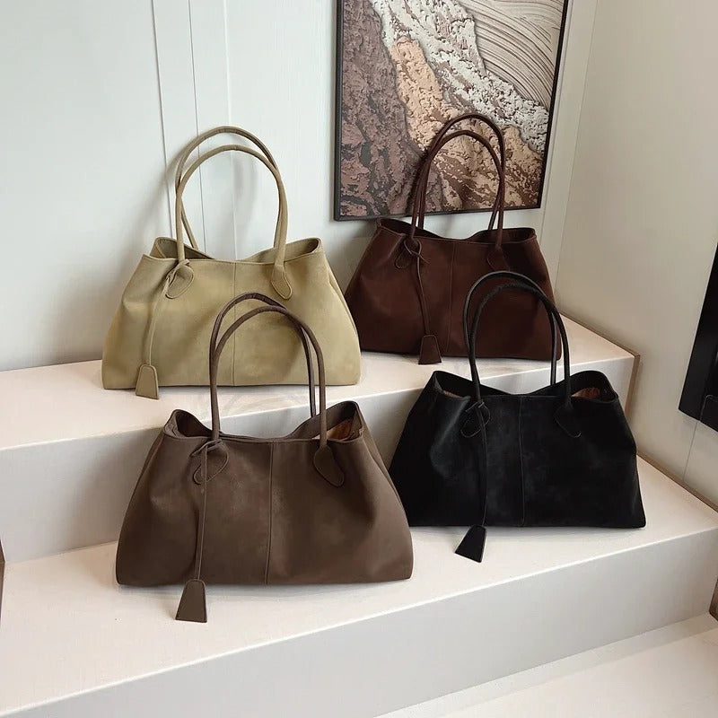 Damen Handtasche geräumig Wildlederoptik taupe Charm-Detail